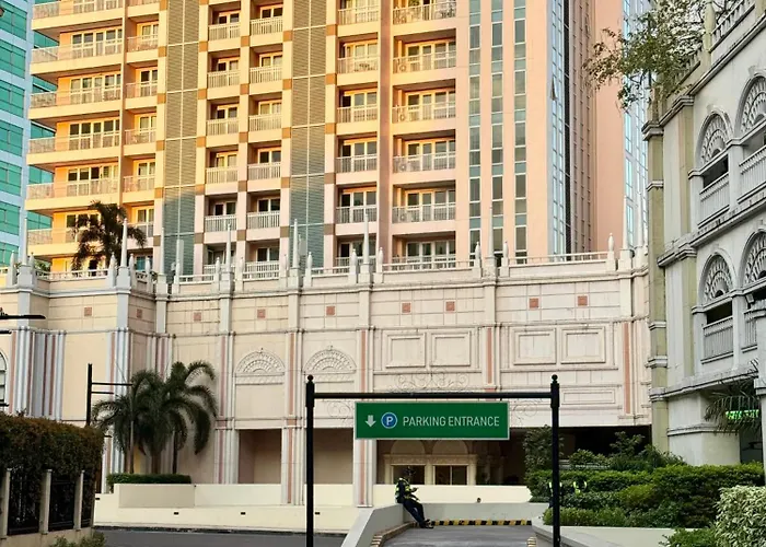 Venice Luxe Glow, Type,pool, Kitchen, Netflix, Canal Mall Access For 3 Guests Only Apartment Manila