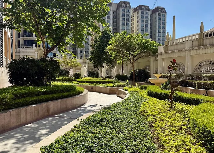 Venice Luxe Glow, Type,pool, Kitchen, Netflix, Canal Mall Access For 3 Guests Only Apartment Manila