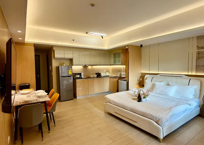 Venice Luxe Glow, Type,pool, Kitchen, Netflix, Canal Mall Access For 3 Guests Only Apartment Manila