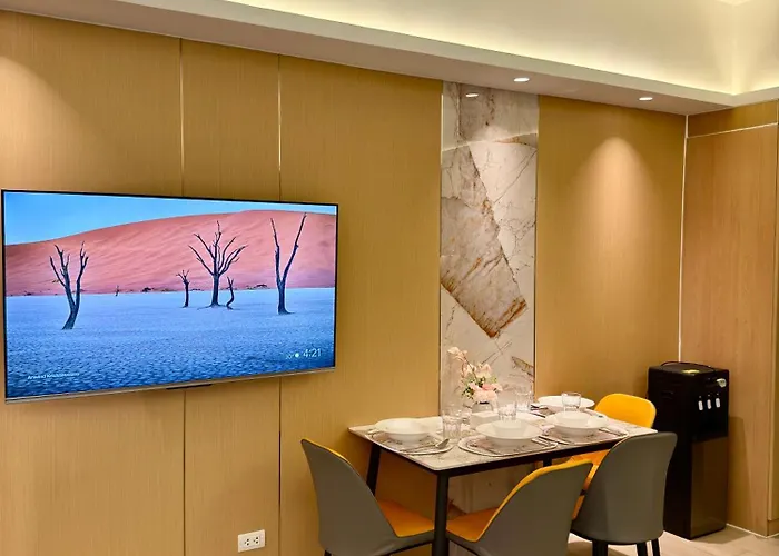 Venice Luxe Glow, Type,pool, Kitchen, Netflix, Canal Mall Access For 3 Guests Only Apartment Manila