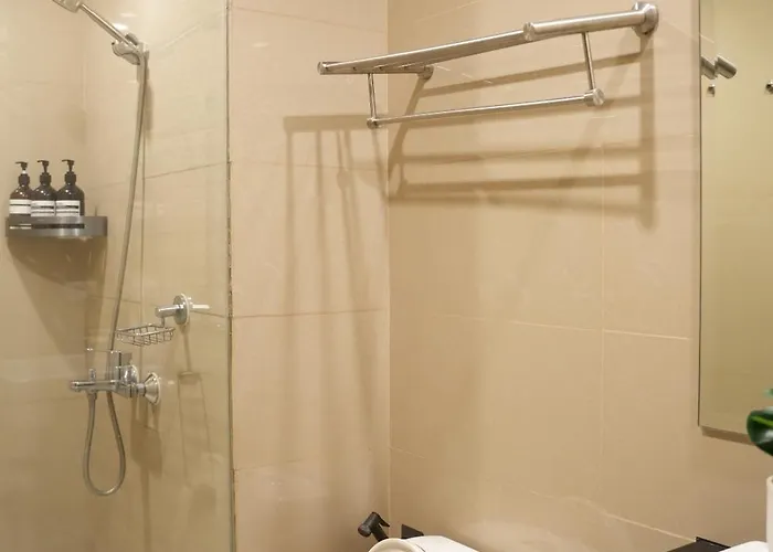 Venice Luxe Glow, Type,pool, Kitchen, Netflix, Canal Mall Access For 3 Guests Only Apartment Manila