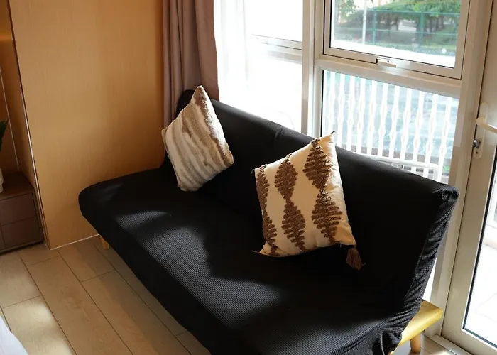 Venice Luxe Glow, Type,pool, Kitchen, Netflix, Canal Mall Access For 3 Guests Only Apartment Manila